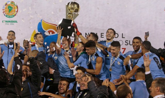 La selección Sub-20 de Uruguay fue un merecido campeón del Suramericano de Ecuador, al derrotar a los anfitriones 2-1. AFP