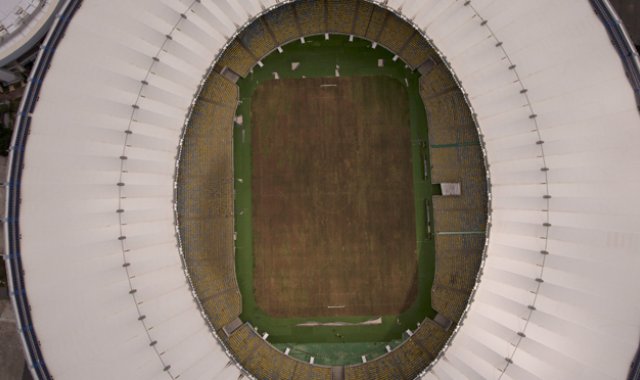 Esta imagen del 2 de febrero muestra el campo seco del estadio de Maracaná en Río de Janeiro, Brasil. El estadio se renovó para el Mundial de 2014 a un costo de unos 500 millones de dólares, y quedó en gran parte abandonado tras los Juegos Olímpicos y Paralímpicos. AP