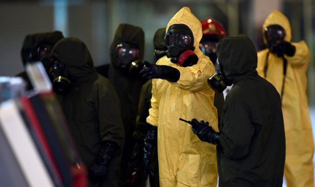 Los miembros del equipo de Policía de Sanidad de Malasia realizaron una operación de descontaminación en la terminal del Aeropuerto Internacional de Kuala Lumpur para asegurarse de que no había riesgo del letal agente nervioso VX usado para asesinar a Kim Jong-Nam. AFP