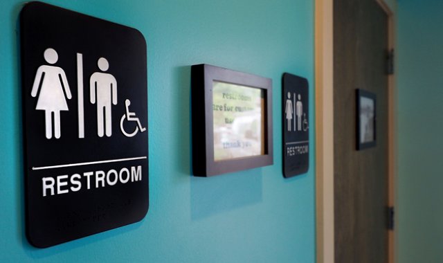 Por razones opuestas, la comunidad LGBT tampoco está satisfecha con el nuevo texto. AFP