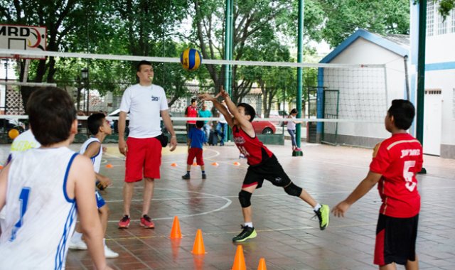 El voleibol motiva a la integración, cooperación y al trabajo en equipo.
Édgar Cusgüen