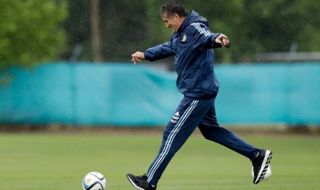 El respaldo que le brindó el nuevo presidente de la AFA, Claudio Tapia, al técnico  Edgardo Bauza al frente de la selección de mayores no duró mucho, al ser retirado del cargo a cuatro fechas de terminar las eliminatorias al Mundial de Rusia 2018. AP