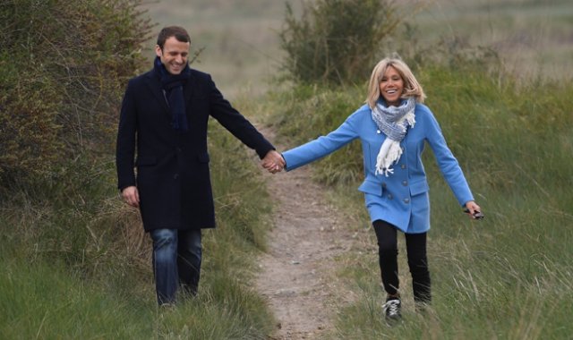 Emmanuel desafió todos los tabúes y le declaró su amor. "Con 17 años, me declara: 'hagas lo que hagas, íme casaré contigo!'", cuenta Brigitte. AFP