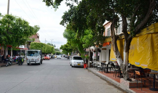 Universidad de Santander. A menos de 50 metros están ubicados 6 locales donde se vende de licor. Edisson Figueroa