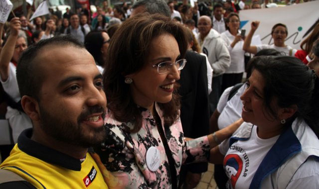 La senadora Viviane Morales había dicho que la democracia no era un desgaste, y había puesto todo empeño para sacar adelante un referendo para prohibir la adopción por parte de parejas gais y los solteros. Colprensa