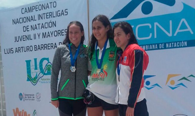 La nadadora tolimense María Clara Román Mantilla (centro) impuso nueva marca nacional en los 200 metros mariposa. Cortesía