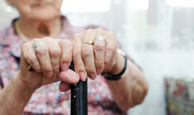 Una de las dificultades a la que se enfrentan los adultos mayores es que en Colombia hay un déficit de personal médico dedicado a atender esta población. Colprensa