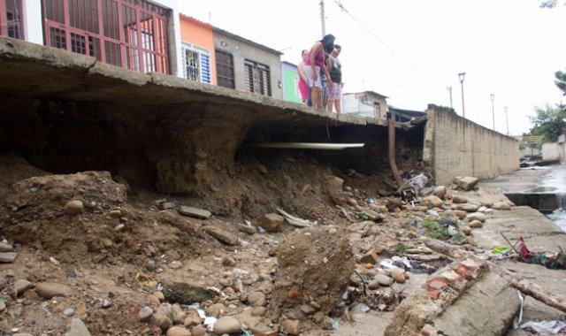 Así luce el canal de aguas lluvias que atraviesa el barrio y que había comenzado a debilitarse. Archivo