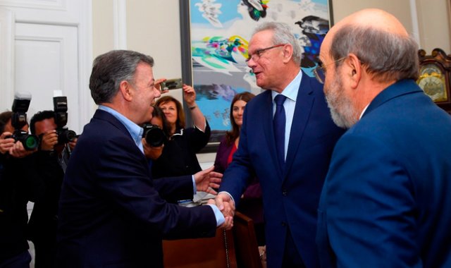 El presidente Juan Manuel Santos saluda al director general de la FAO, José Graziano da Silva, mientras observa el Comisario Europeo para la Cooperación y el Desarrollo, Neven Mimica. Presidencia