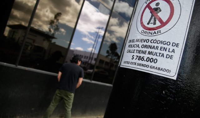 Realizar necesidades fisiológicas en espacio público es una multa Tipo 4, por 786.898 pesos. Colprensa