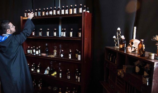 Un estudiante sostiene una poción para la clase de hechicería. AFP