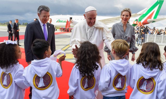 El papa Francisco inició su llegada con un saludo protocolario a los niños. AFP