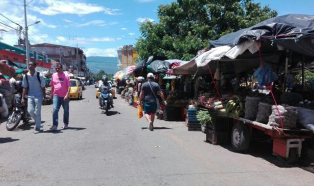 Los vendedores informales que se podrán beneficiar con el proyecto de mercados satélites son los que están junto al centro comercial Las Mercedes y el parque Lineal. Archivo La Opinión