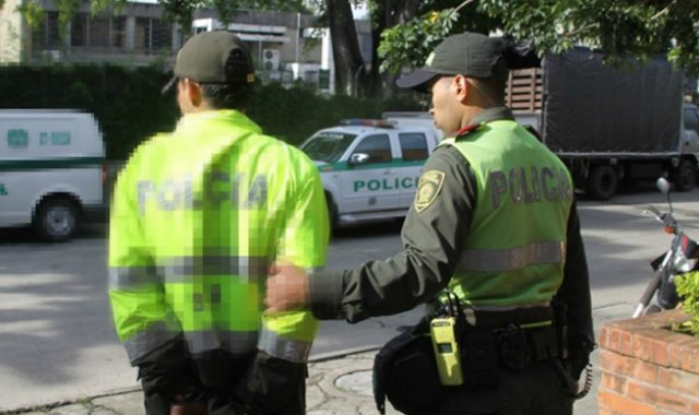 En uno de los casos, delincuentes vestidos como policías se robaron una caja fuerte con $25 millones en efectivo, joyas y varios relojes de una casa. Archivo