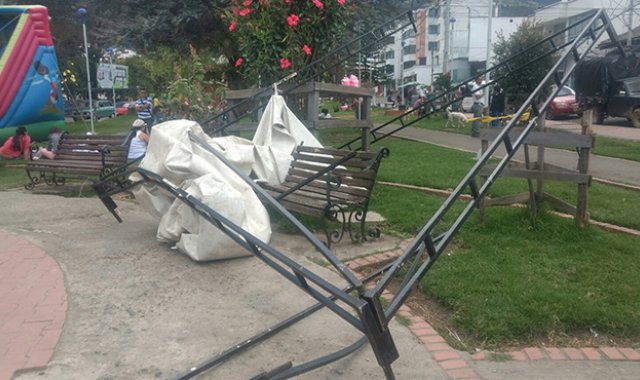 La estructura metálica de la carpa quedó a un costado de la plazuela. La misma había sido utilizada para la celebración del Día Mundial del Turismo y no se retiró del espacio público. Roberto Ospino