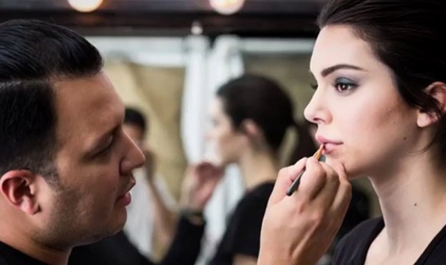El rostro de este colombiano ganó fama y respeto en la industria de la belleza porque es el encargado de maquillar a la famosísima Kendall Jenner. Tomada de Instagram