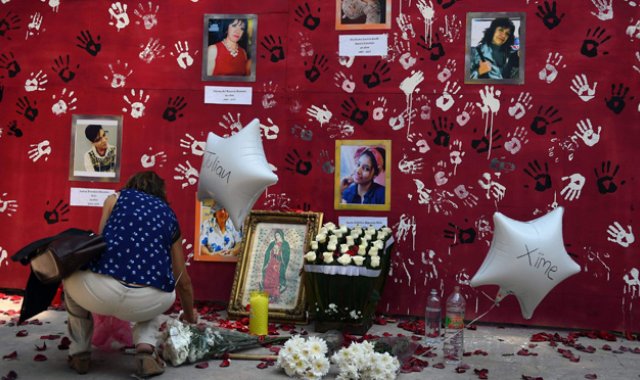 Algunos solo conservan sus trabajos, pero sin un solo cambio de ropa para presentarse.  AFP