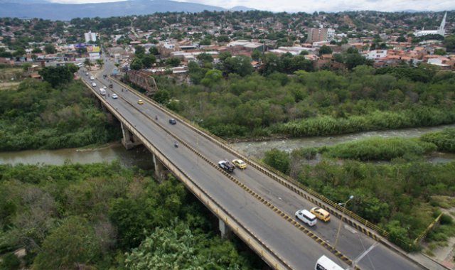 El puente Jorge Gaitán Durán entró en servicio el 15 de diciembre de 1981, reemplazó a la estructura metálica importada desde Inglaterra para ampliar el Ferrocarril  y que ahora es refugio de habitantes de la calle. Juan Pablo Cohen
