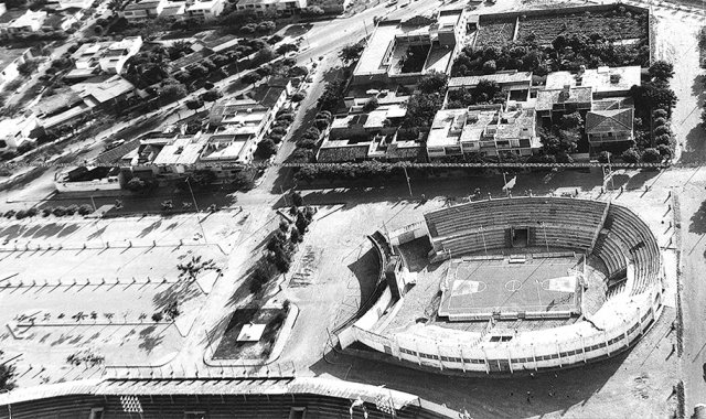 La cancha 'Rojas Pinilla' -hoy el Coliseo Toto Hernández- al comienzo era una cancha con piso de asfalto y sin cubierta. Poco a poco se fue adecuando. Archivo La Opinión