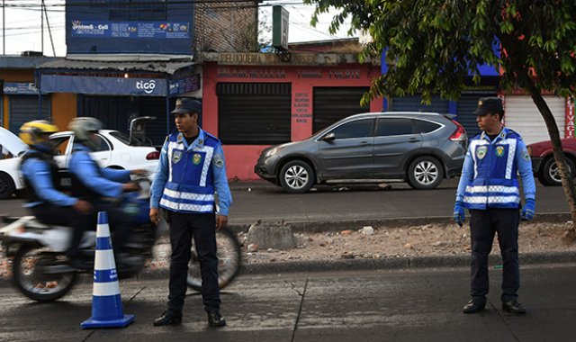 La fuerza especial Cobras de la Policía Nacional de Honduras, que el lunes declararon una huelga de "brazos caídos". AFP