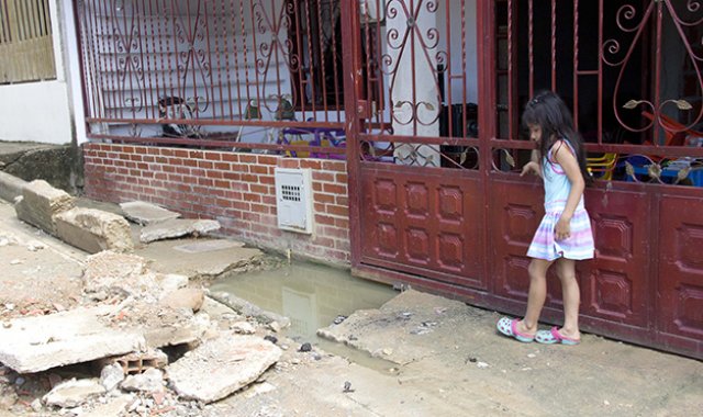Esta alcantarilla es el dolor de cabeza en la avenida 19 con calle 6, del barrio Nueva Esperanza. Cortesía