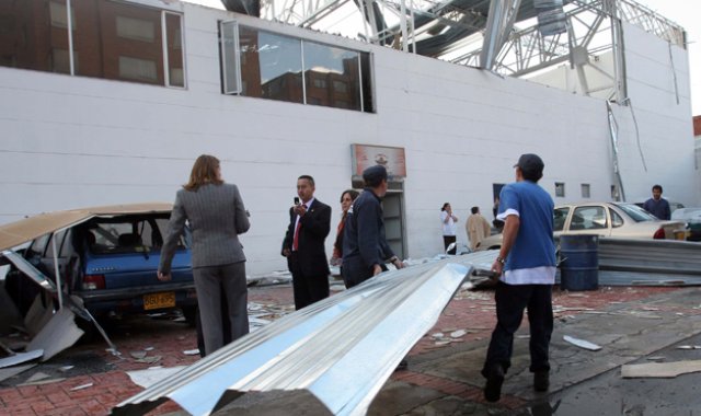 El Idiger entregó 746 tejas de zinc, dos kits de limpieza, seis kits noche, 1 bono de mercado y 1 kit de cocina.  Colprensa