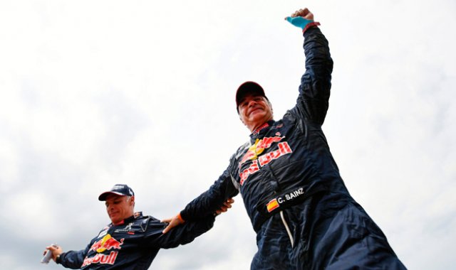 El piloto español de Peugeot Carlos Sainz (derecha) y su copiloto Lucas Cruz, de España, celebran después de ganar el Rally Dakar 2018, al final de la última etapa en Córdoba, Argentina. AFP