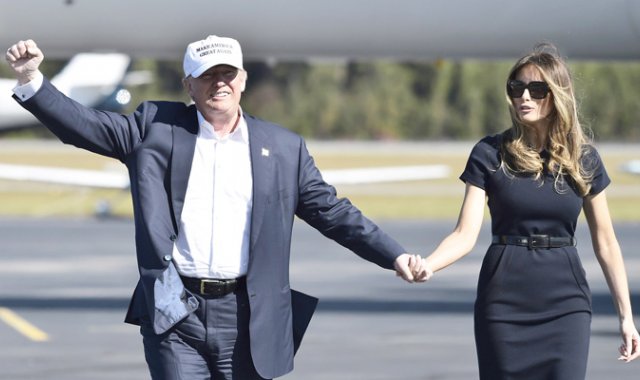 En plena campaña en 2016 salió un video donde Trump se jactaba de “tomar a las mujeres por el coño”. El mandatario habría mantenido un romance con una estrella porno cuando su esposa acababa de parir en 2006. AFP