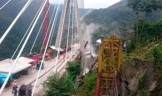 El último caso que generó indignación nacional fue el colapso del puente viaducto Chirajara, cuyo desplome ocasionó la muerte de 10 personas. twitter