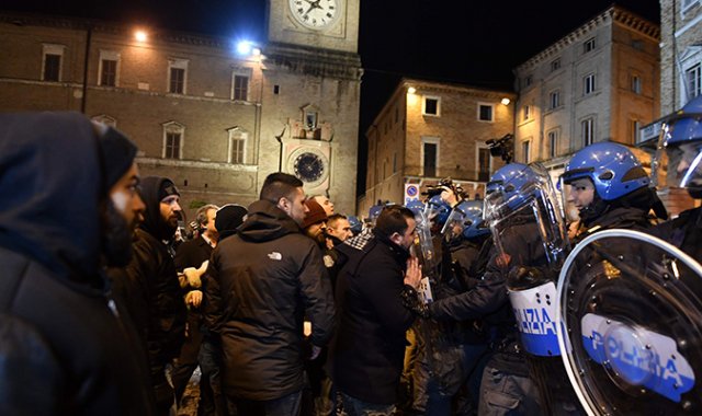 La manifestación transcurrió tranquila por las calles de a localidad entre eslóganes contra el fascismo como "siempre contra las camisas negras" y frases de solidaridad a los inmigrantes. AFP