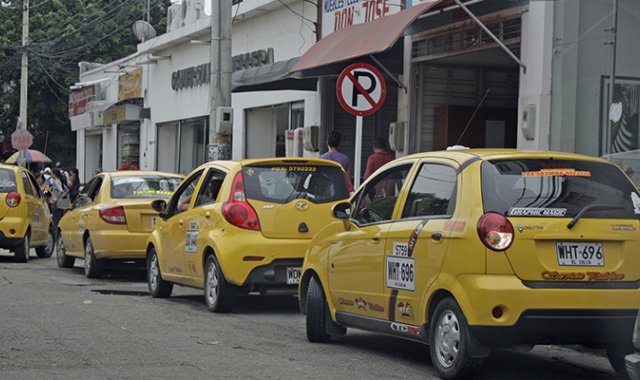 El taxímetro empezó a implementarse en 2011. Los pasajeros denuncian que los choferes no encienden el dispositivo si no se les pide. Archivo de La Opinión