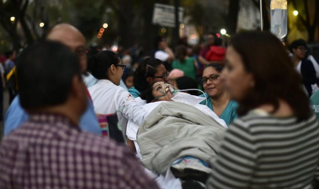 Un paciente es evacuado de un hospital durante un poderoso terremoto en México. AFP