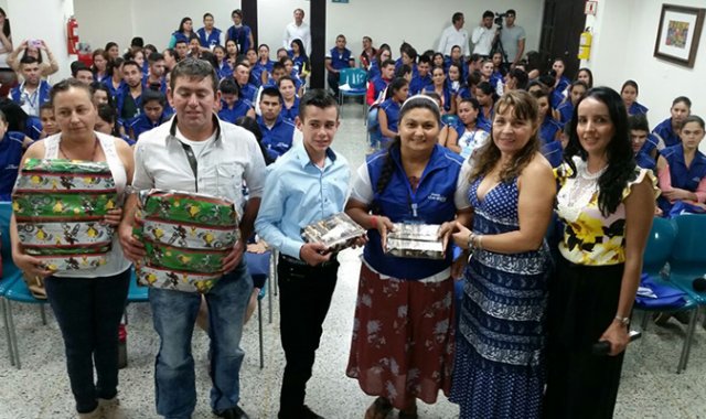 Los cuatro proyectos ganadores recibieron tabletas electrónicas y una bicicleta. Cortesía