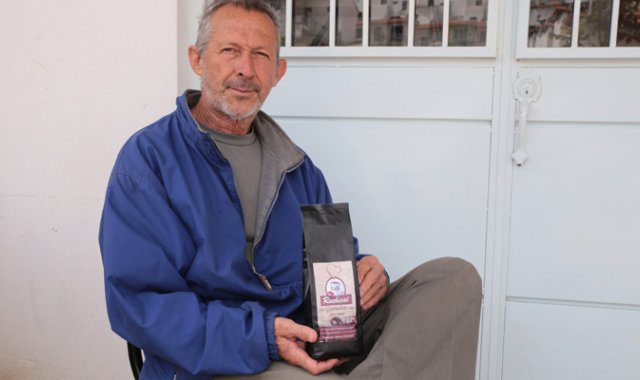 Roberto Peñaranda enseña aquí el fruto de su sueño hecho realidad en Gramalote. César Obando