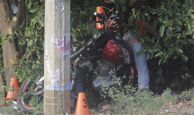 El motorizado falleció en el sitio, autoridades de tránsito hicieron el levantamiento del cuerpo en la avenida principal del sector La Pastora. Cristian Herrera