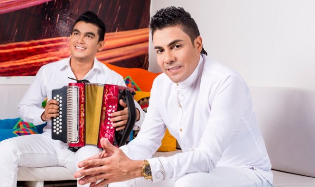 Elías Mendoza, en el acordeón y ‘Churo’ Díaz, intérprete vallenato. Internet