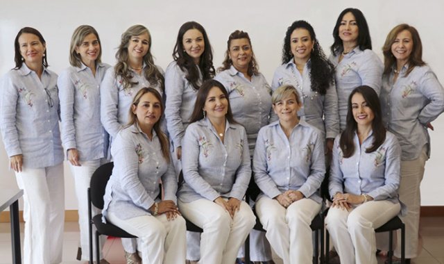 Milena Moreno,Claudia J. Parra, la gerente de Davivienda,Paula Seade y Margarita Medina. De pie: Yolanda Caicedo, Nubia Rodríguez, Yuracid Álvarez, Katherine Robledo, Élcida Vera, Sandra Blanco, Yamira Mosquera y Patricia González. Cortesía