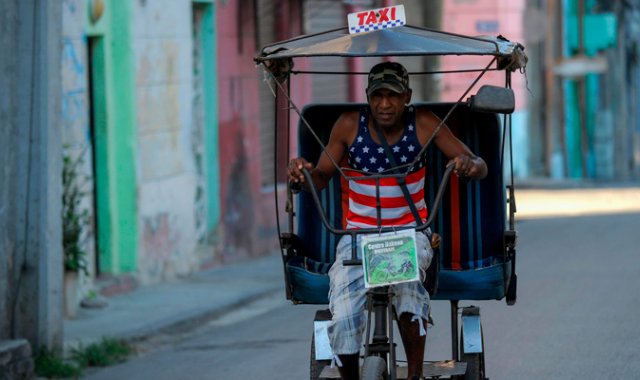En su primer discurso, Díaz-Canel subrayó que Raúl "encabezará las decisiones de gran importancia para el presente y el futuro del país". AFP