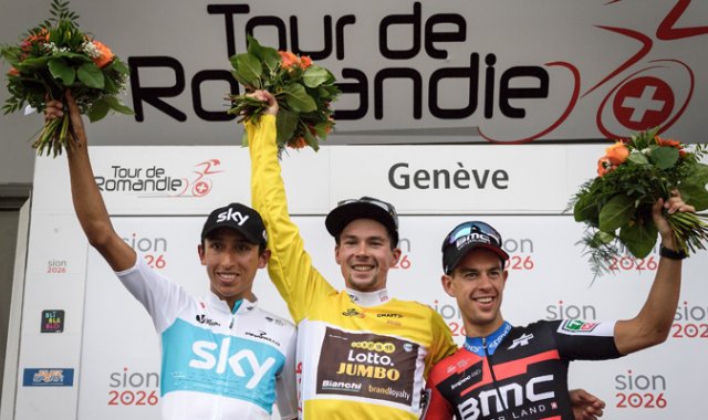 Egan Bernal (Sky), Primoz Roglic (Lotto NL-Jumbo) y Richie Porte (BMC) en el podio final.  AFP