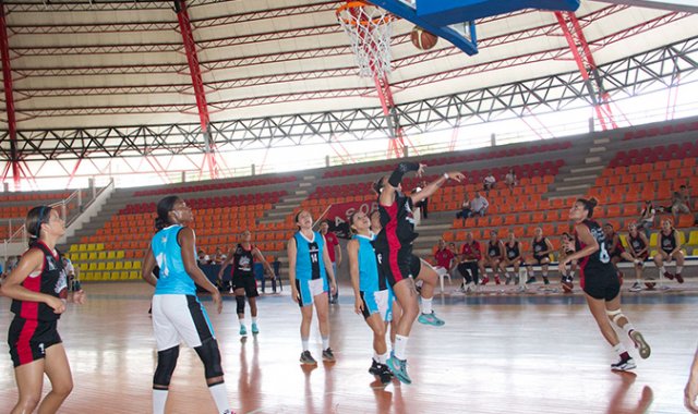 El equipo local jugó tres partidos en el coliseo Toto Hernández de los cuales ganó dos y puso en riesgo su clasificación a la siguiente fase de la Copa. Alfredo Estévez