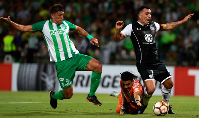 Las duchas del intermedio enfriaron a un Atlético Nacional que volvió a la grama aturdido. AFP