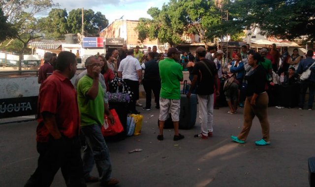 Los pasos limítrofes que comunican a Colombia con Venezuela amanecieron cerrados este jueves.  Tomada de Twitter