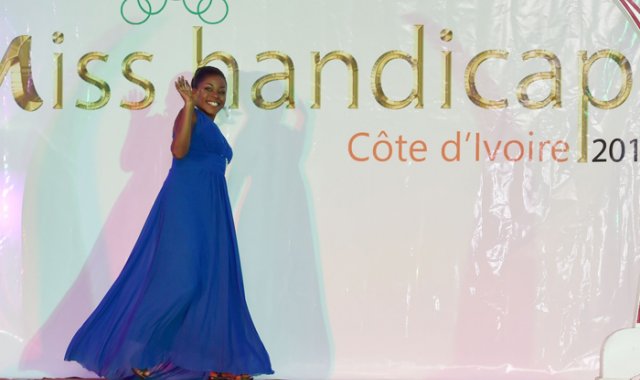 A primera vista, parece un concurso de belleza normal: candidatas que recitan respuestas ensayadas, un escenario, salvo que en este, todas las participantes tienen alguna discapacidad.
AFP