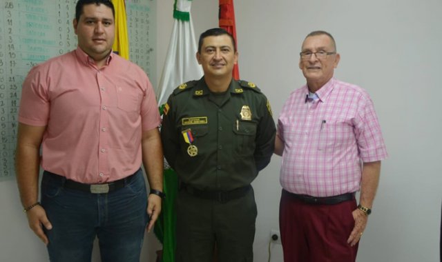 Alexander Quintero, asesor jurídico de Hacarí, George Quintero, comandante de la Policía de Norte de Santander, y el alcalde de Hacarí, Milciades Pinzón. Cortesía
