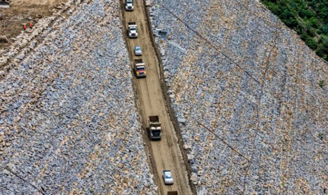 El equipo se concentra en la filtración de agua en la presa.  Juan Antonio Sánchez