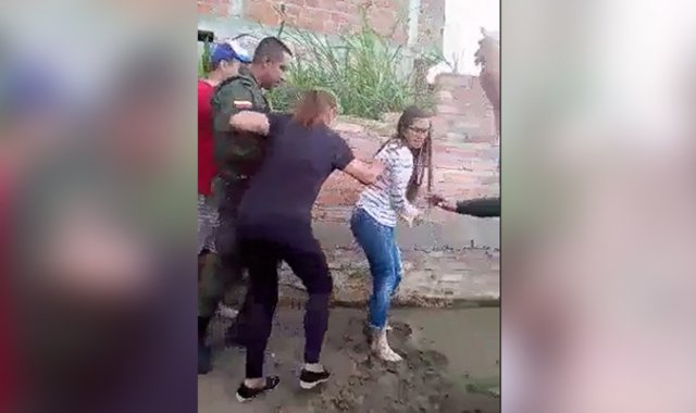 Un video publicado en Facebook sobre la riña entre las partes muestra a la presunta propietaria pisando y dañado el concreto vertido allí. Captura de video