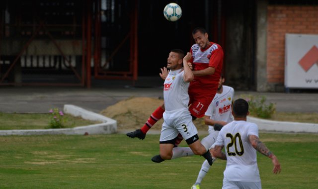 Braynner garcía, el capitán del elenco fronterizo, aporta la experiencia necesaria a la línea defensiva. Édgar Cusgüen Olarte / La Opinión