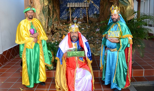 José Agustín Torres (Melchor), Juan Carlos García (Baltazar) y Jairo Mendoza (Gaspar), en una de sus visitas al pesebre de La Opinión. Archivo/La Opinión