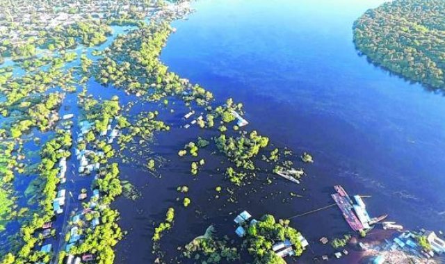 Por lo menos 16.000 familias damnificadas dejan las inundaciones. @PoliciaGuainia