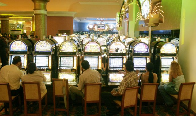 Los casinos, bingos y máquinas electrónicas tragamonedas (juegos localizados) ahora ofrecen otros servicios como bares y restaurantes pensados para pasar un rato agradable. Archivo